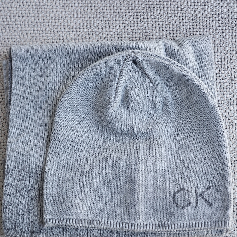 Stylish Calvin Klein beanie and scarf.Light gray color